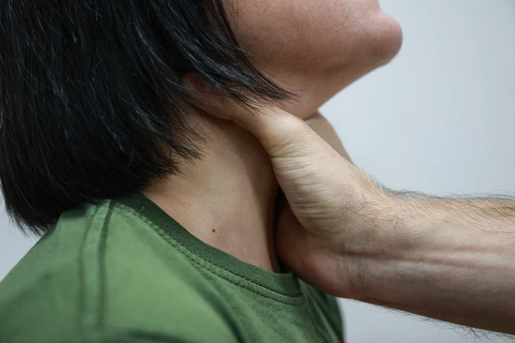 Таскали за волосы, разбили бутылку о голову: две девушки пострадали в результате драки в Бийске