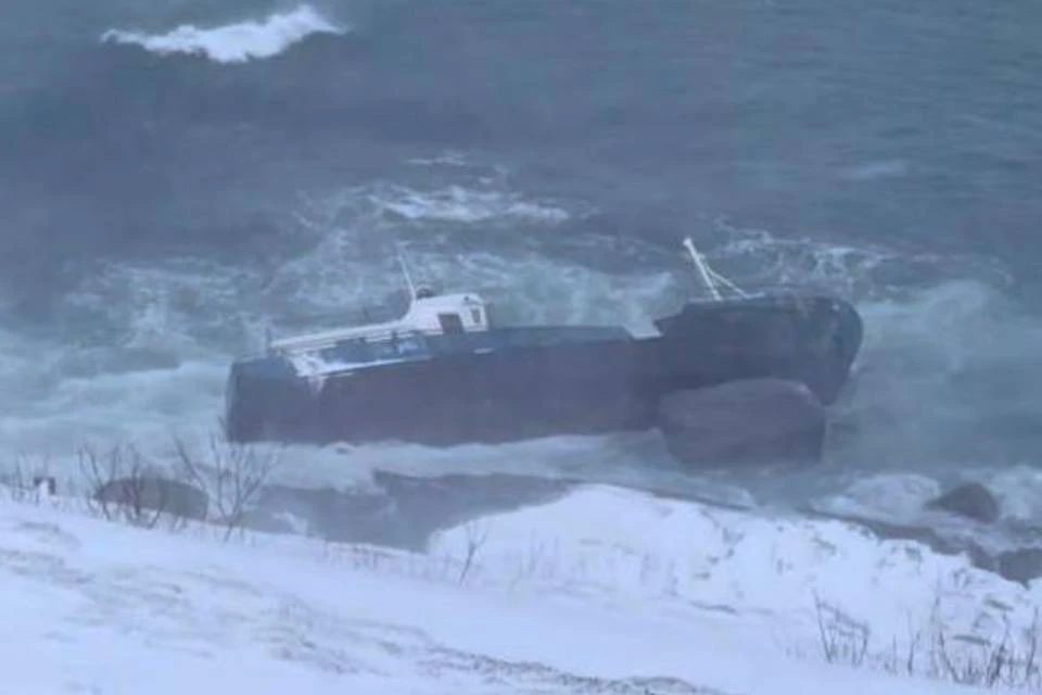 Одно из судов находится на берегу. Фото: artem_teriberka