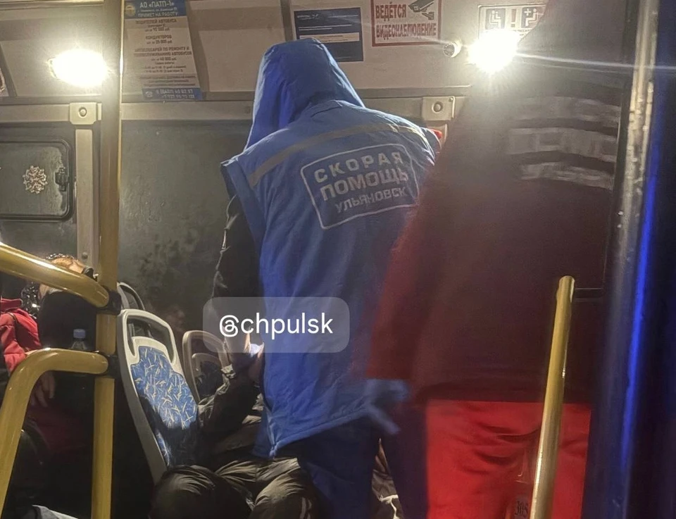 В салоне автобусного маршрута мужчине стало плохо, он потерял сознание.