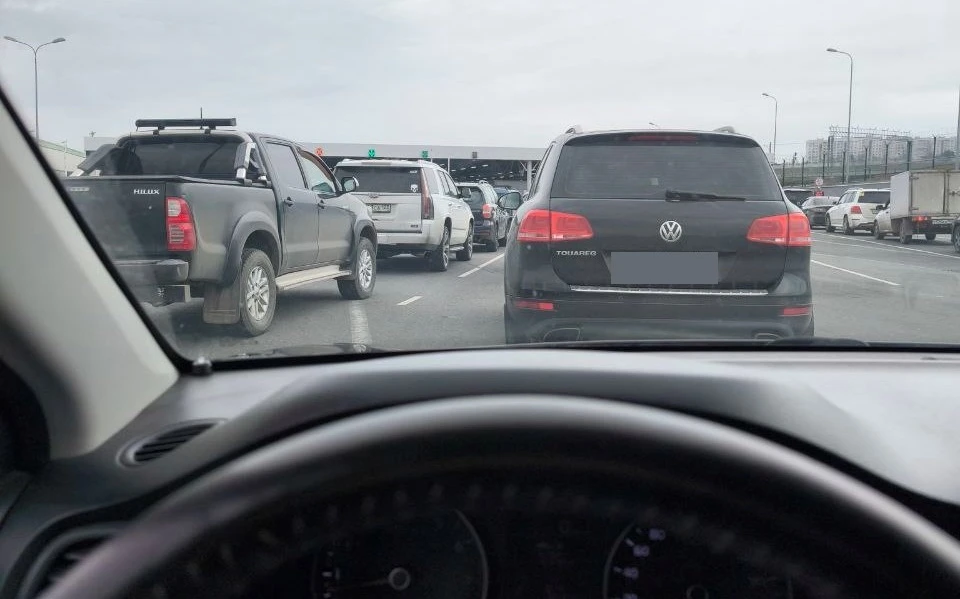 Перед Крымским мостом образовалась пробка со стороны Краснодарского края