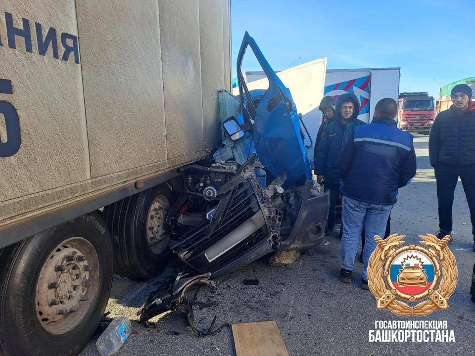 Молодой водитель доставлен в больницу.