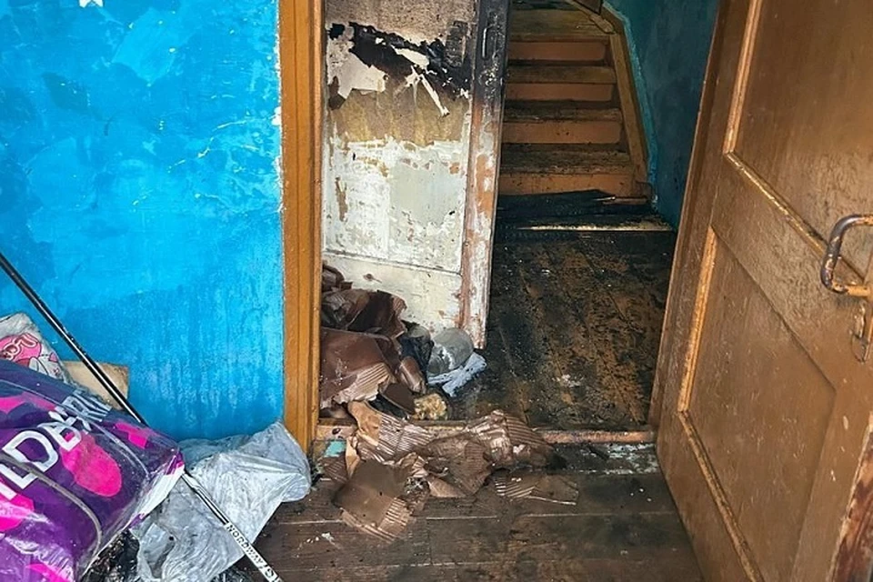 В подъезде загорелся мусор.