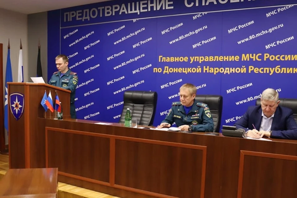 В ДНР работают сотрудники МЧС России в связи с ситуацией с энергоснабжением. Фото: МЧС России