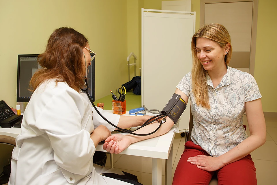 Доступность обследований обеспечивается тремя блоками: проактивное приглашение жителей через контакт-центр, страховые компании и медорганизации; электронная запись через «Госуслуги», «Полармед», мобильное приложение «Медицинский личный кабинет»; работа с организованными коллективами.