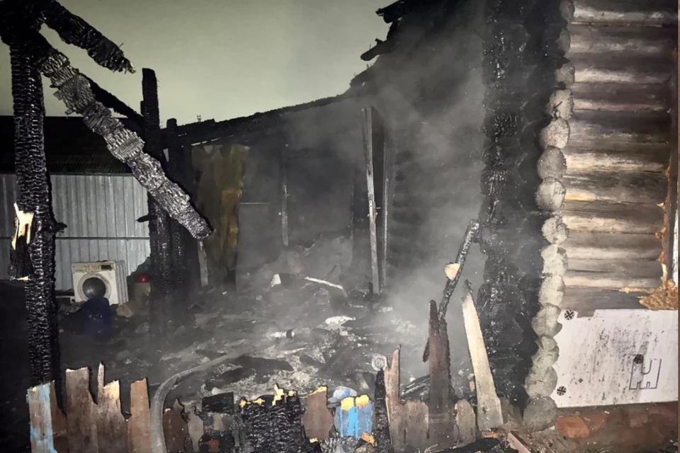 Семья с детьми спаслась при поджоге, но потеряла дом. Фото: СУ СКР по Новосибирской области