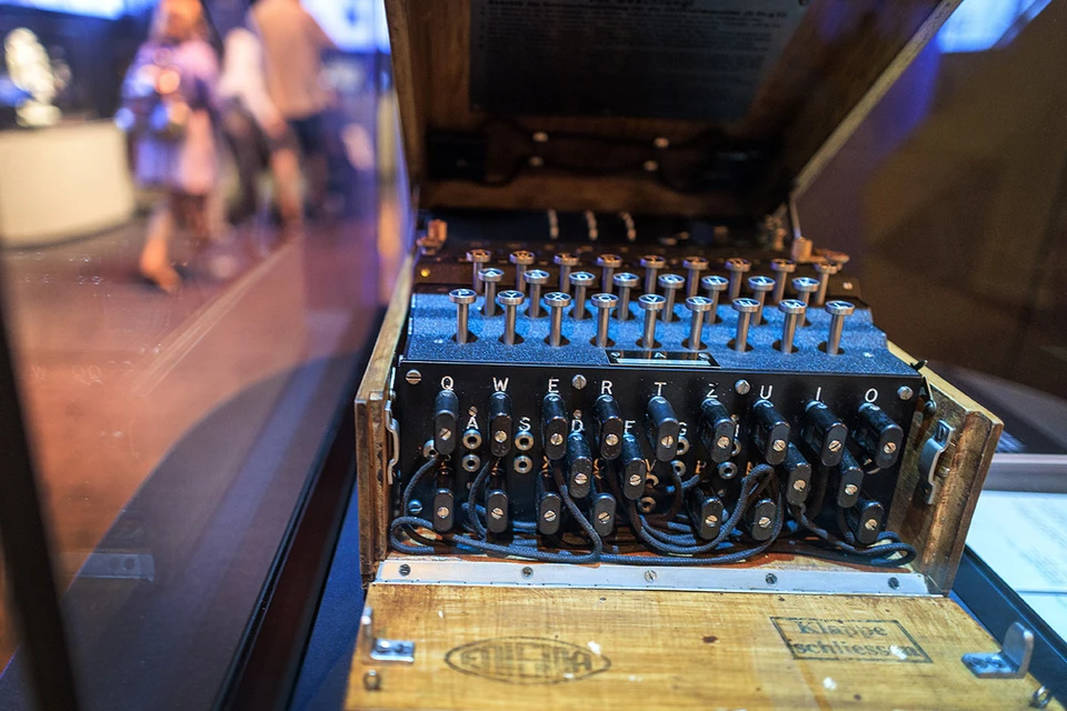Машина «Энигма» была разработана для шифрования сообщений. Во время Второй мировой войны для ее использовали немецкие войска. Фото: EPA/ТАСС