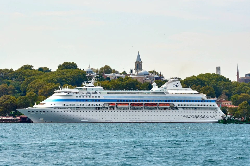 Круизный лайнер Astoria Grande не смог причалить в Стамбуле, он плывет в Сочи