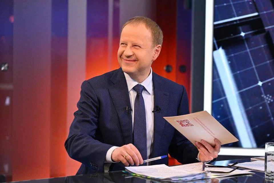 Губернатор ответил на вопросы жителей. Фото: телеграм-канал Виктора Томенко