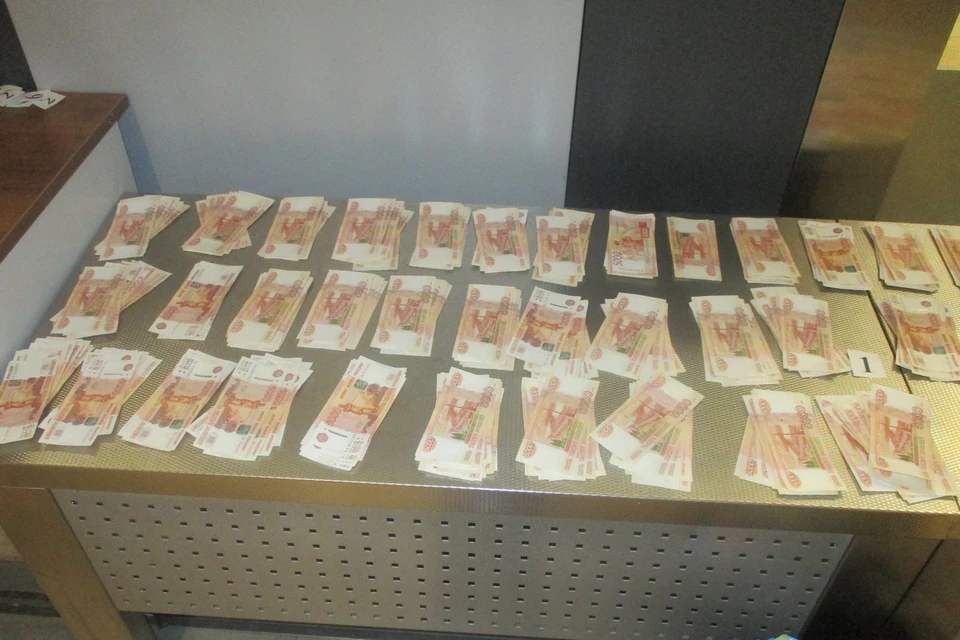 Иностранец планировал вывезти из Красноярска 5,5 миллионов рублей. Фото: Красноярская таможня