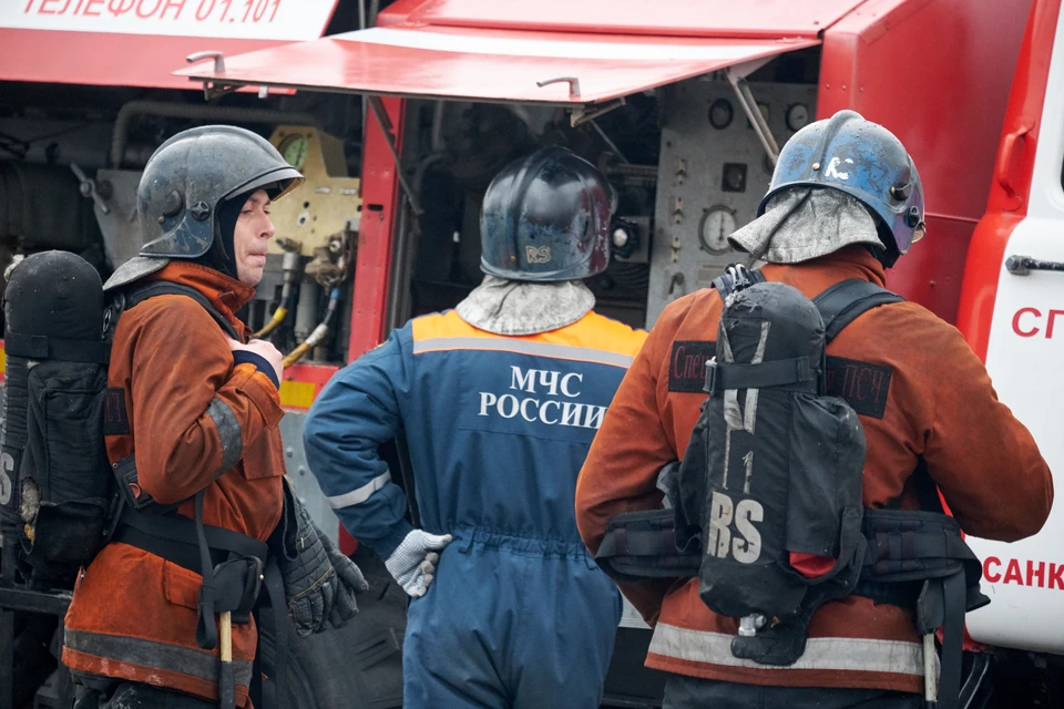 Загорелась мебель в одном из салонов.