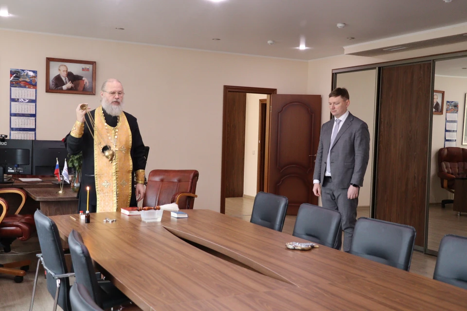 Священник Андрей Гупало освятил рабочий кабинет нового и.о. УралГУФК Виталия Игнатенко. Фото: УралГУФК