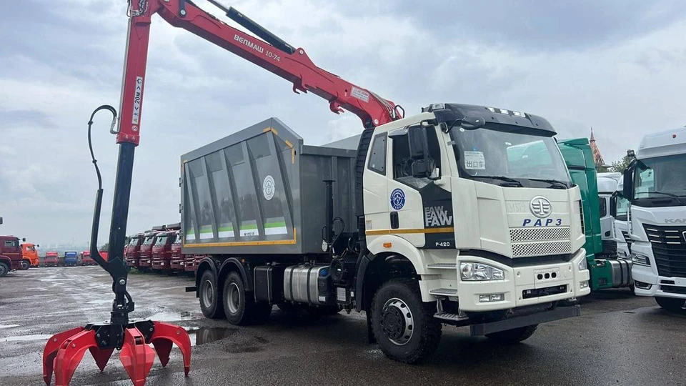 Самосвал-манипулятор и еще пять мусоровозов в ближайшее время начнут работать по своим маршрутам.