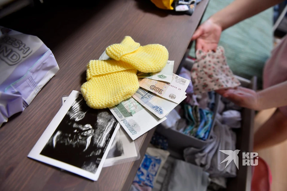 Екатеринбуржец полтора года переводил деньги на несуществующего ребенка