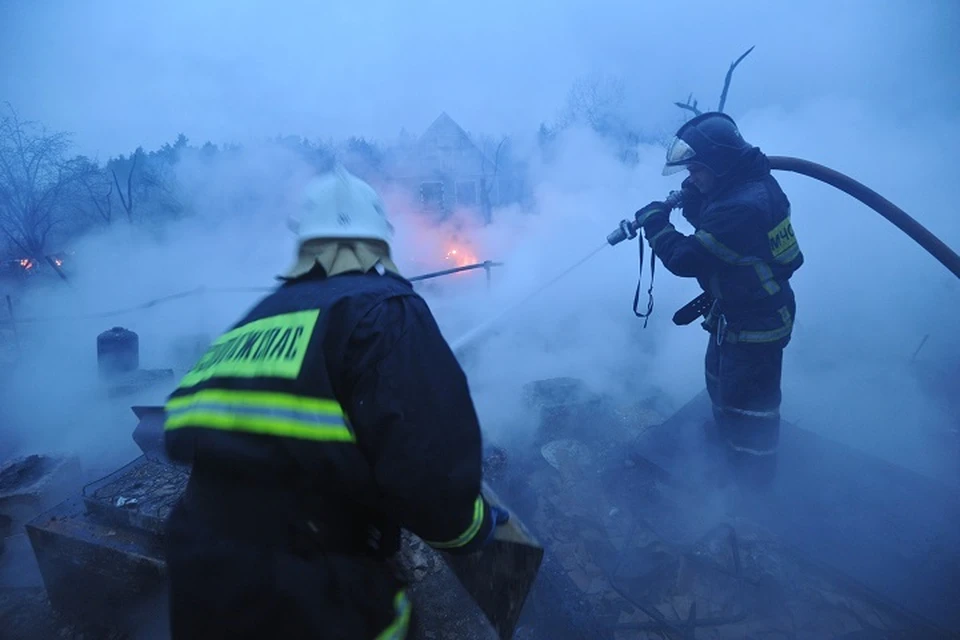 Пожар уничтожил стену и кровлю заброшенного дома в Хабаровске