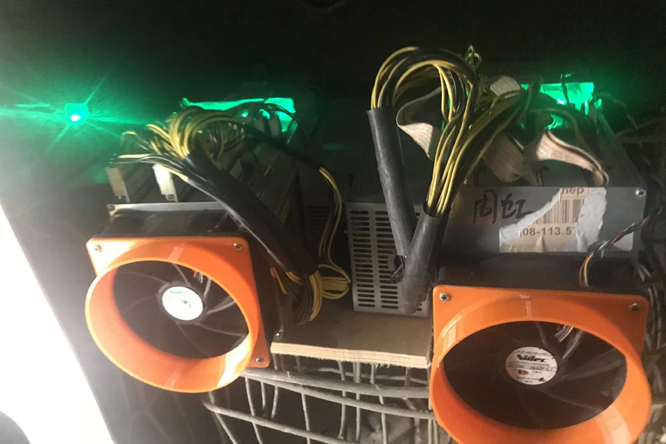 Три подпольные майнинговые фермы обнаружили в Кузбассе, их владельцев ищут.