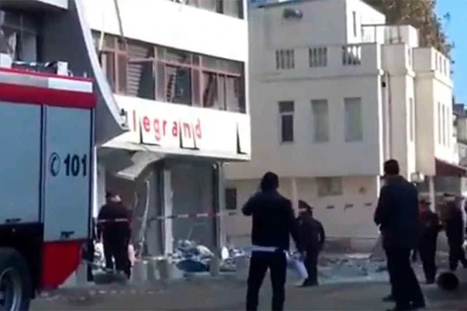 Семь человек пострадали в результате взрыва в здании бизнес-центра в Баку.