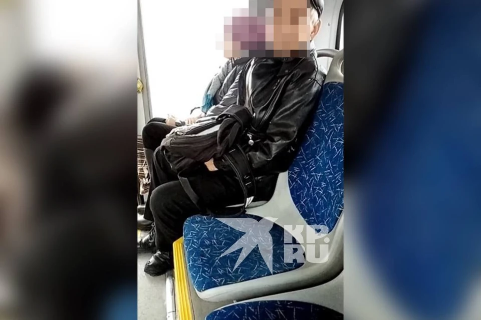 Полицейские проверяют жителя Саяногорска, которого уличили в автобусном онанизме