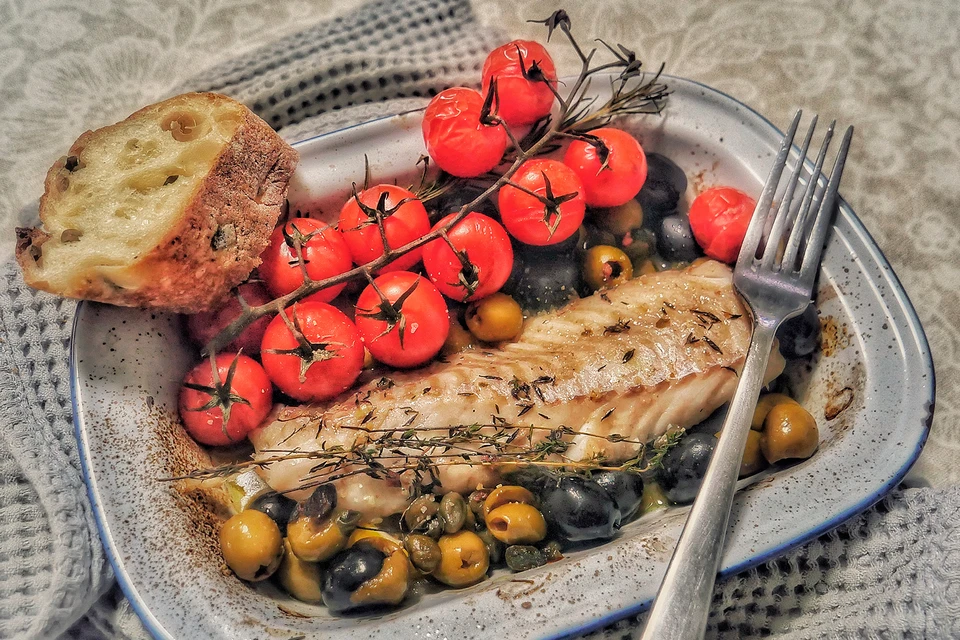 Даже треска, если ее обложить оливками, становится рыбой средиземноморской.