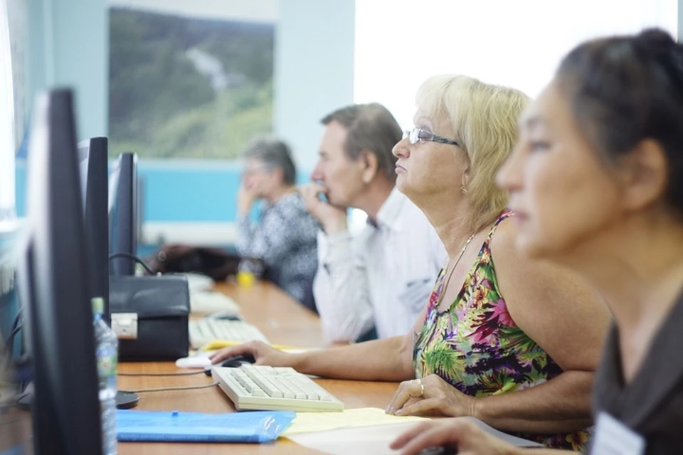 Пенсионер за компьютером