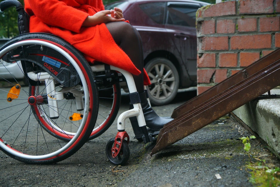 Инвалиды-колясочники сталкиваются с отсутствием пандусов.