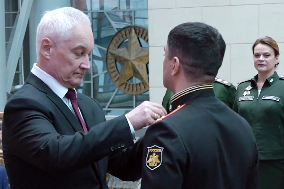 Министр обороны вручил медали Золотая Звезда отличившимся участникам СВО