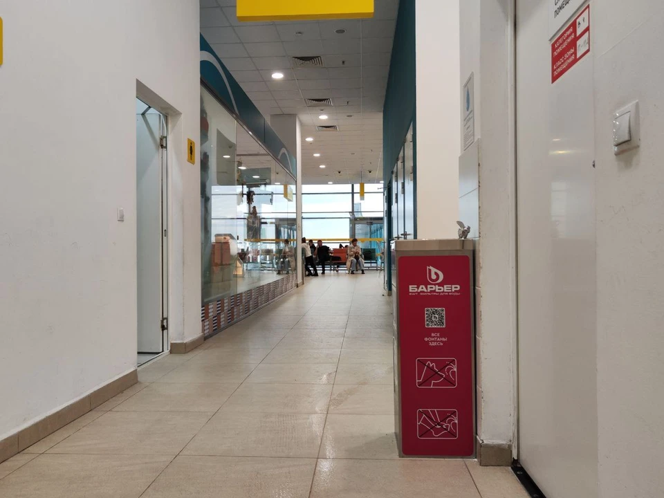 Воду можно пить из фонтанчика или набрать в бутылку. Фото: аэропорт Волгограда.