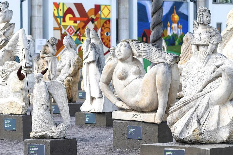 Началось перемещение скульптур «Музеона» из открытой экспозиции для реставрации. Фото: mos.ru