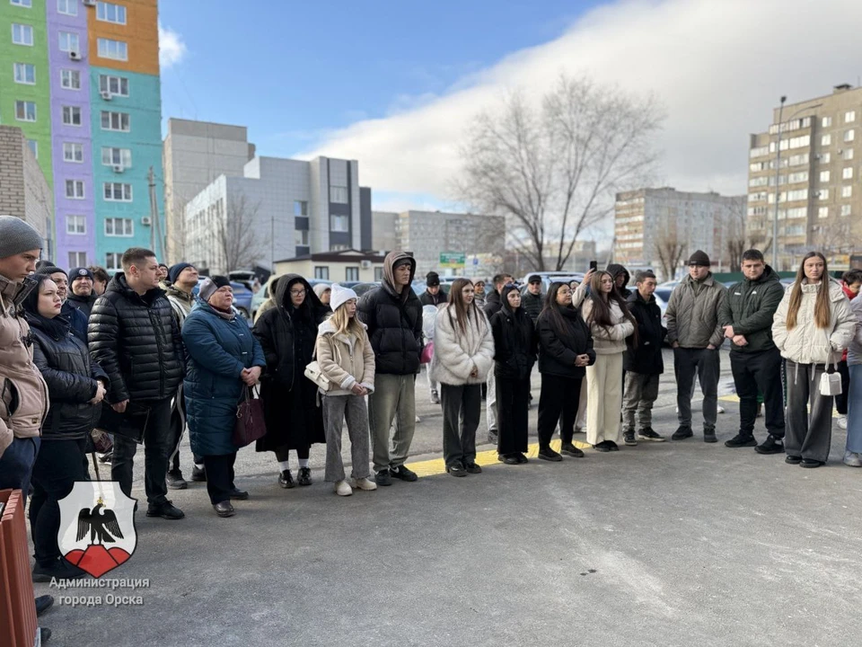Церемонию вручения ключей провел глава города Артем Воробьев. Фото: администрация Орска