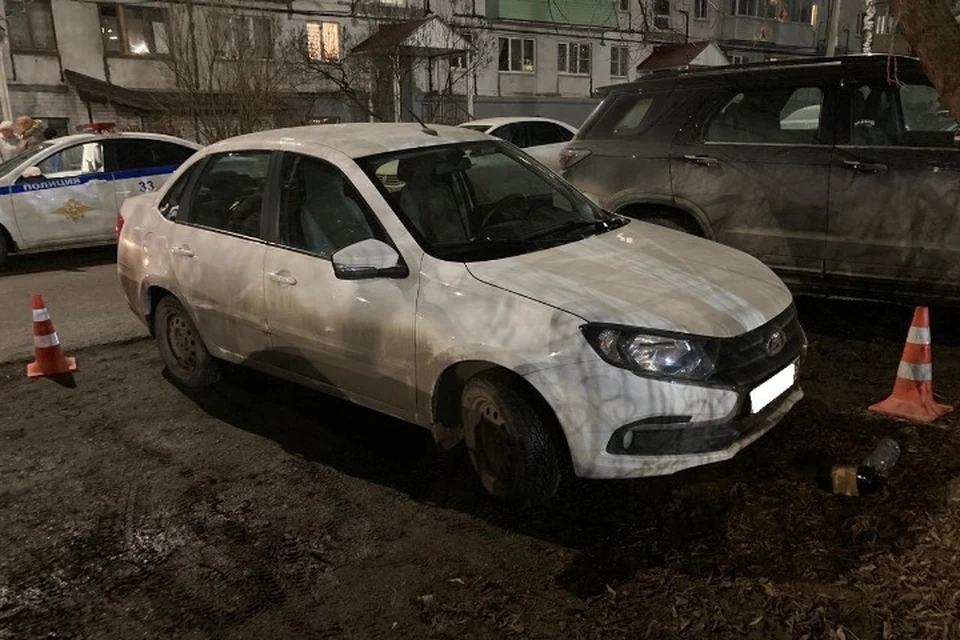 Машина выехала на тротуар. Фото: пресс-служба Госавтоинспекции Удмуртии