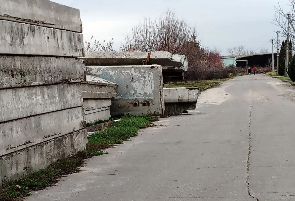 Нижняя плита выступает прямо на дорогу