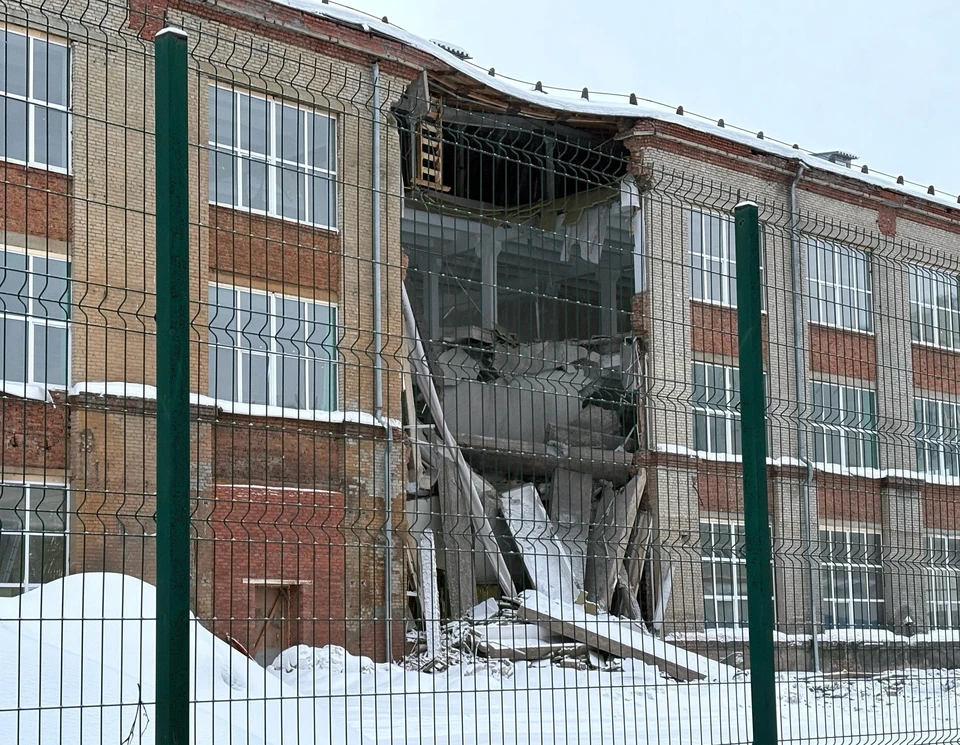 Стихия обрушения не задела соседние пролеты. Фото предоставлено читателем «КП-Томск»