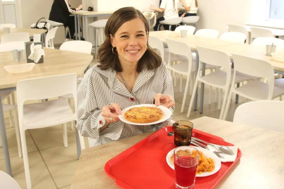 Та самая пицца из школьной столовой. Фото: т-г канал Катерина Шпица.