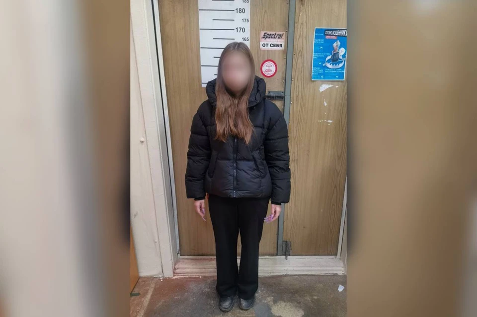 В Екатеринбурге задержали пособницу мошенников с пятисантиметровыми ногтями. Фото: УМВД по Екатеринбургу