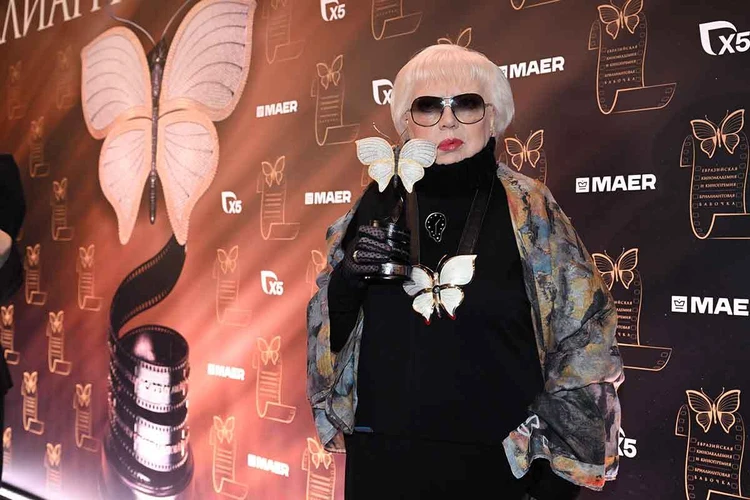 Светлана Крючкова и Александр Адабашьян на кинопремии «Бриллиантовая бабочка» получили по редкому бриллианту общей стоимостью почти 40 млн рублей