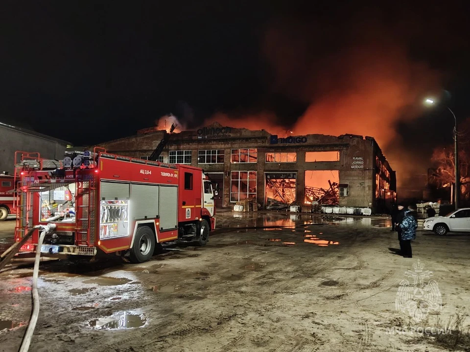 Пожар на площади 2 тысячи квадратов произошел на производстве в Нижнем Новгороде. Фото: Главное управление МЧС России по Нижегородской области