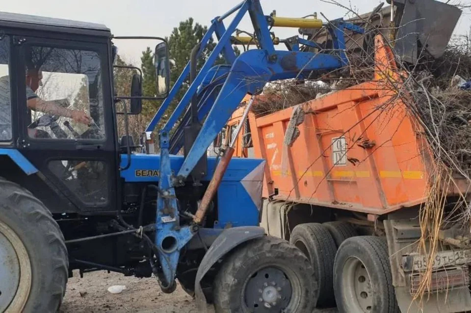 На городском кладбище Невинномысска убирают листву и мусор. Фото: Михаил Миненков