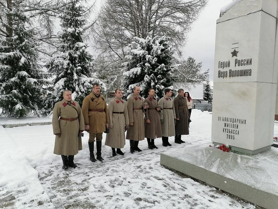 Память о Вере Волошиной живет. Подмосковье, Наро-Фоминский район. Группа реконструкторов пришла к Вере. Фото - архив Военно-патриотического клуба "Память" (Наро-Фоминского историко-краеведческого музея).