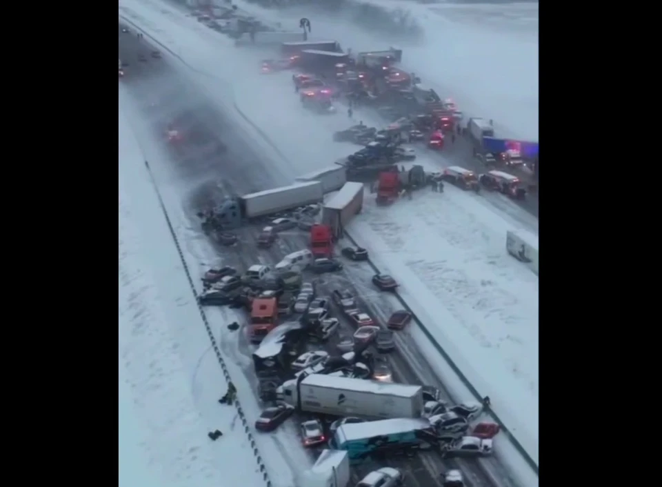 Массовое ДТП парализовало трассу на границе Иллинойса и Индианы из-за непогоды Фото: Кадр из видео