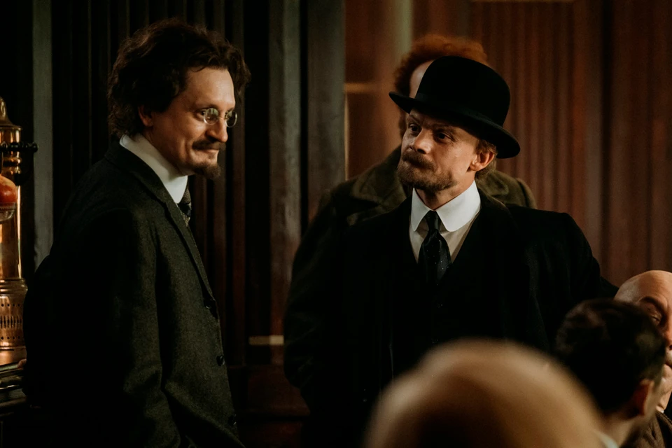 Троцкий и Ленин (Николай Куглянт и Евгений Ткачук) - суть комедианты в этом безумном водевиле. Фото: Кадр из фильма «Хроники русской революции»