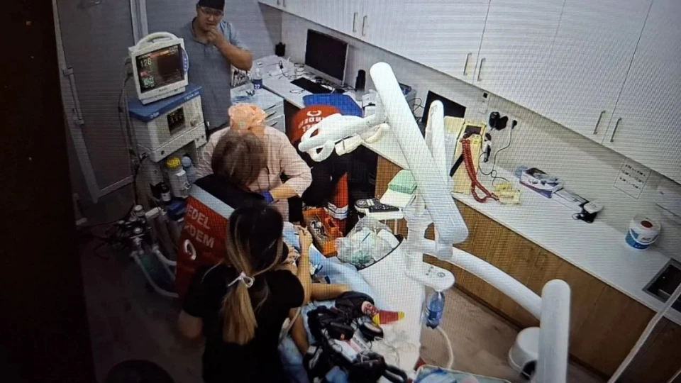 На суде показали, как велась работа с девочкой. Кадр с видеокамер в кабинете стоматологии