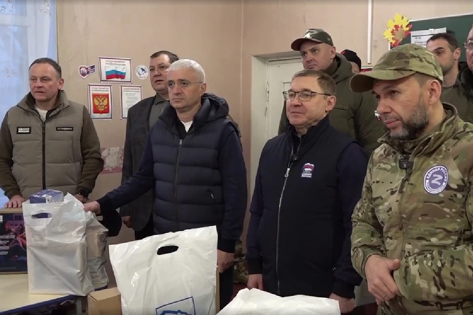 Владимир Якушев, Денис Пушилин, Александр Сидякин и Зураб Макиев проивезли в Селидово гуманитарную помощь. Фото: ER.RU.