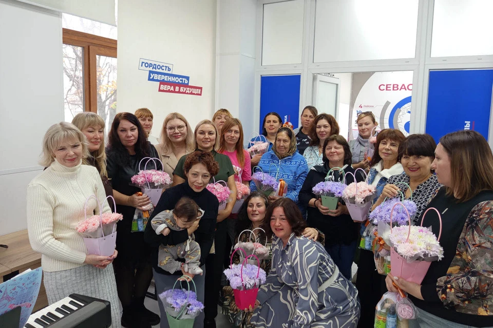 Мамам вручили цветы, подарки и благодарности.