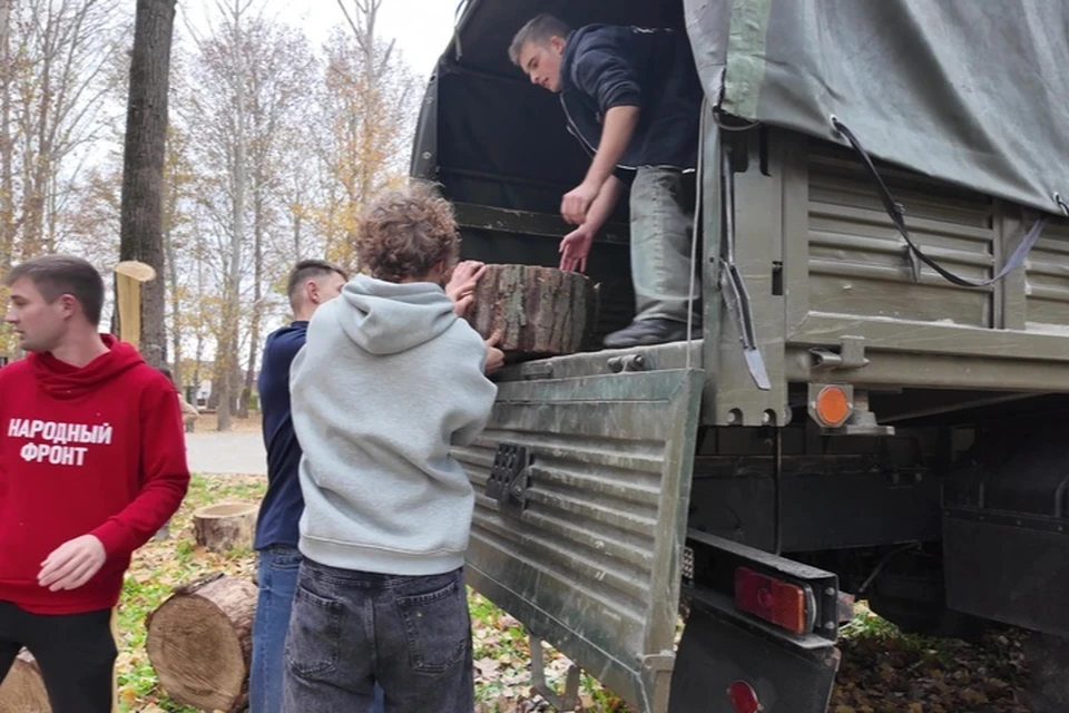 Тонны дров из парков Крыма переправляют на передовую в Херсонской области. Фото: Народный фронт Крыма