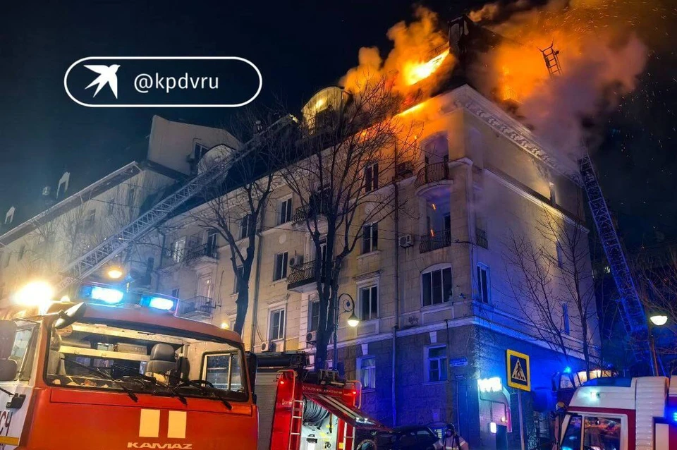 В борьбе с огнем задействовано восемь пожарных машин и две лестницы.