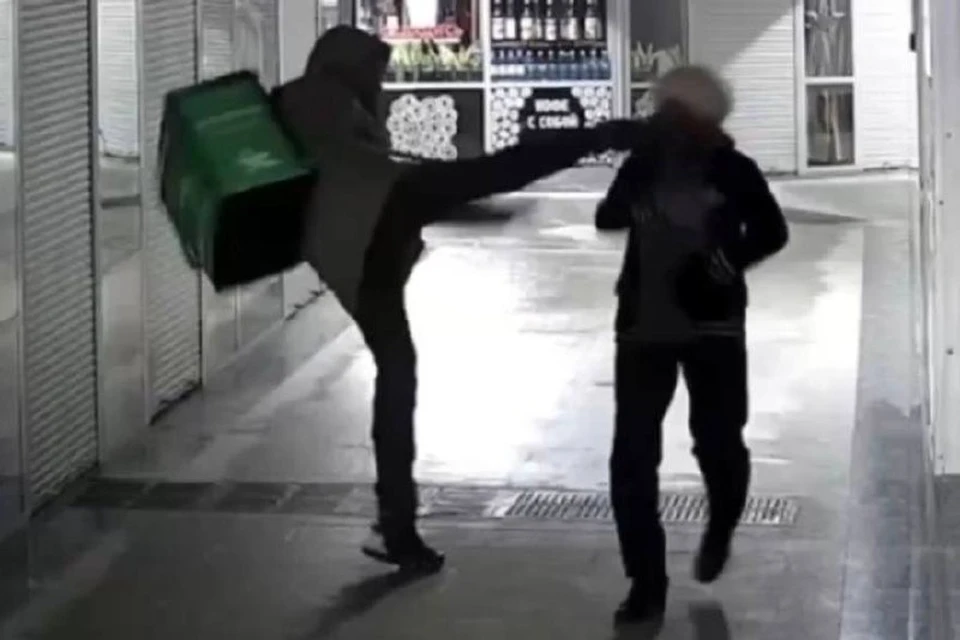 Курьер избил пенсионерку. Фото: Кадр с камер наблюдения, опубликованный в "АСТ-54".