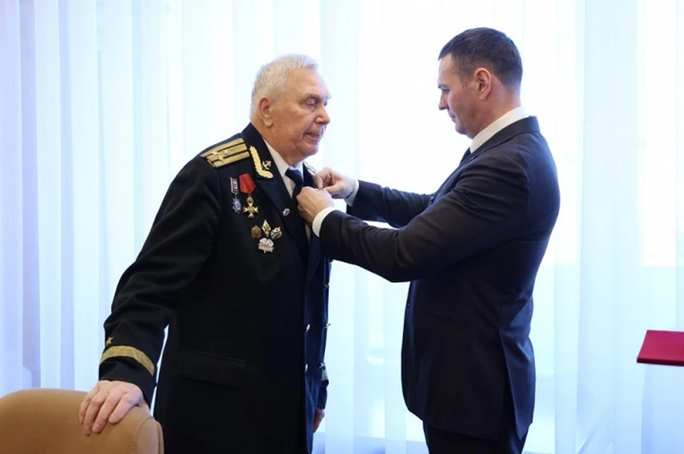 Дмитрий Демешин лично встретился с ветераном Военно-морского флота Николаем Кузнецовым. Фото: Антон ШЕВЧЕНКО