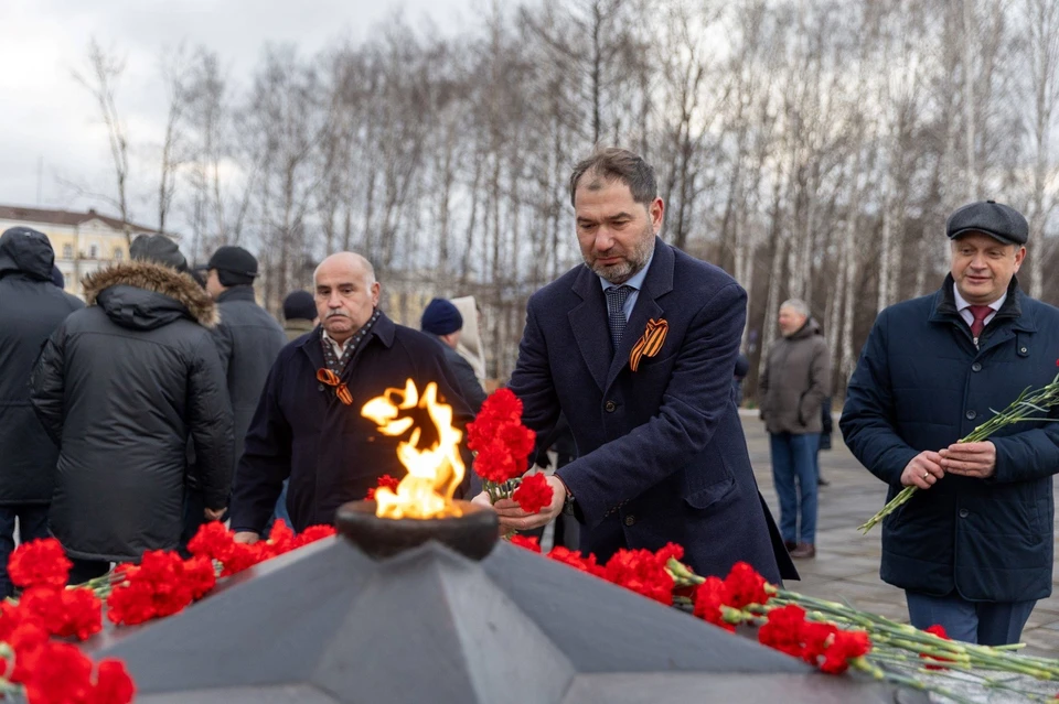 Денис Новоженов и Валерий Суров почтили память ветеранов войны и тружеников тыла. Фото: пресс-служба ЕВРАЗ