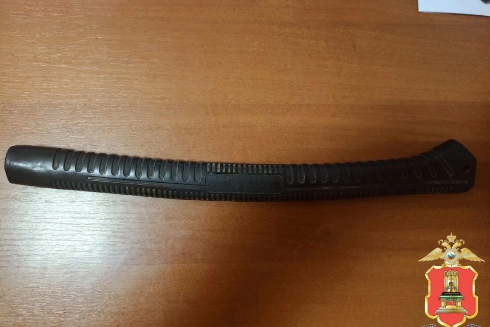 Полицейские изъяли резиновую дубинку. Фото: УМВД по Тверской оласти