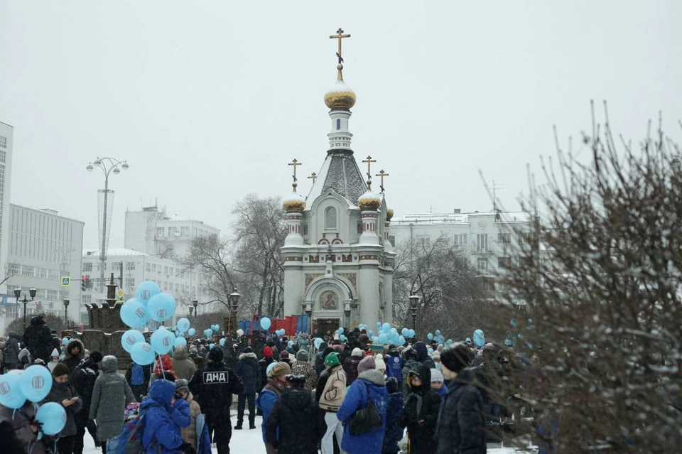 Участники крестного хода пронесли мощи святой Екатерины до часовни в центре города Фото: Екатеринбургская епархия