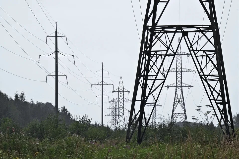 Специалисты устраняют последствия аварии.